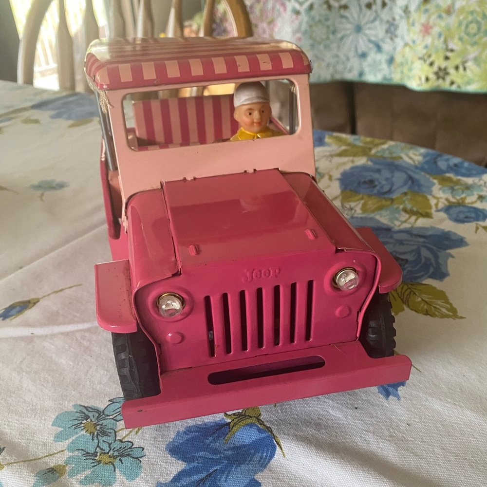 ‘60s Pink Metal Working Jeep